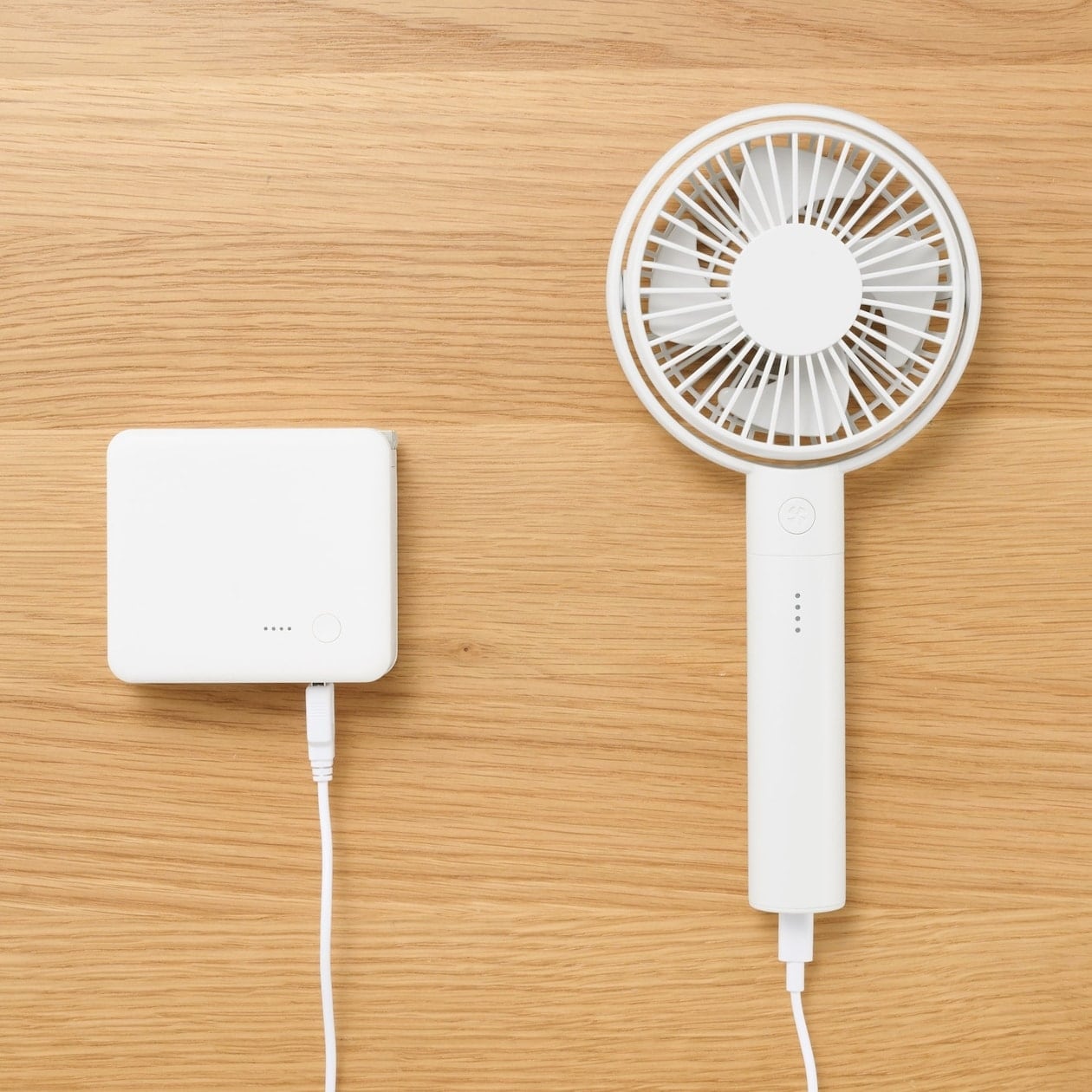 無印良品の 角度が変えられる充電式ハンディファン をモバイルバッテリーで充電しているところ