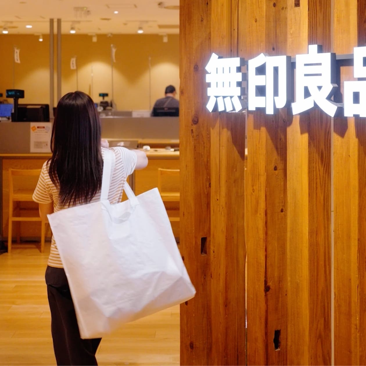 無印良品の店舗に不用品を持ち込む女性