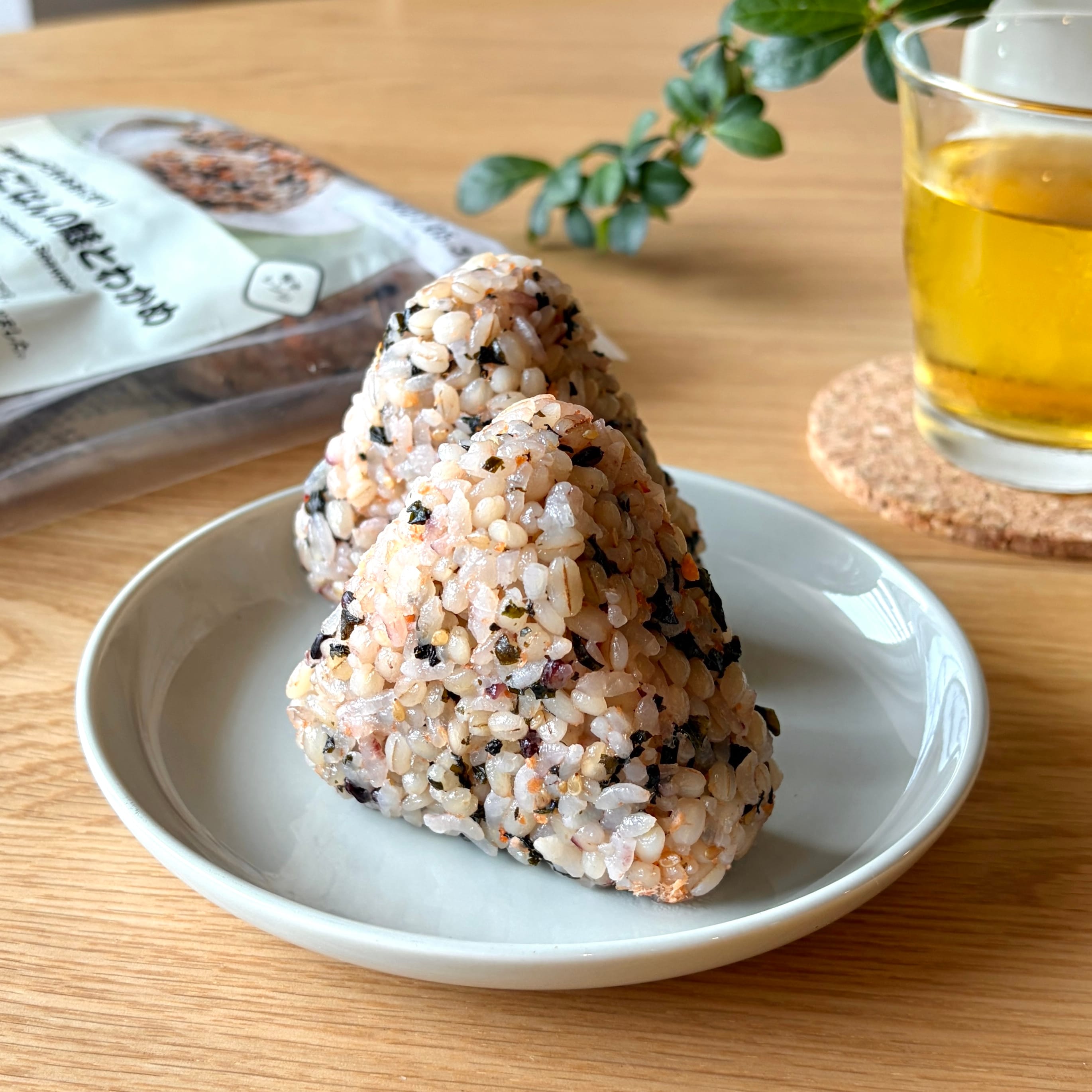 無印良品の『食物繊維がとれるおにぎり もち麦ごはんの鮭とわかめ』