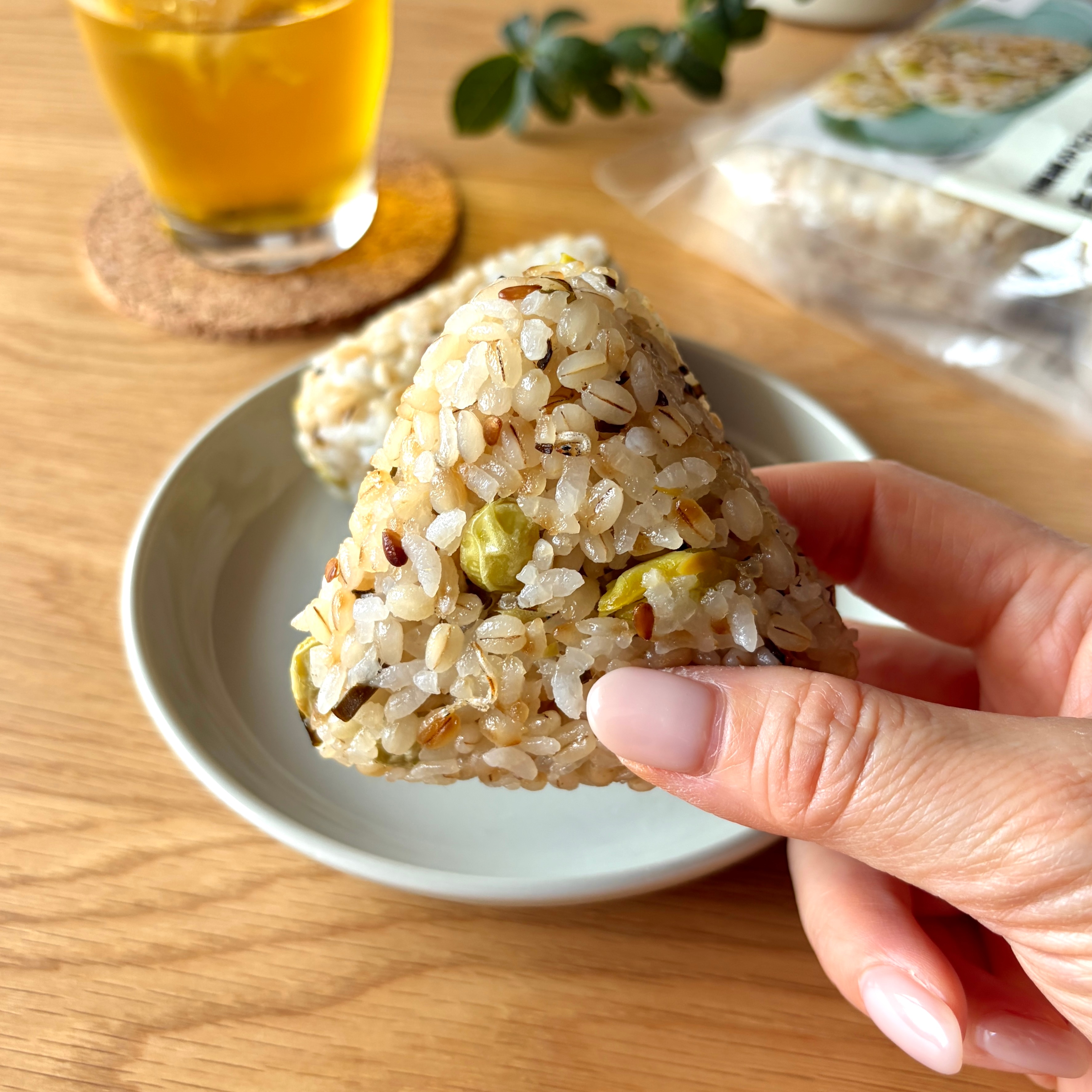 無印良品の『食物繊維がとれるおにぎり　もち麦ごはんの枝豆と塩昆布』