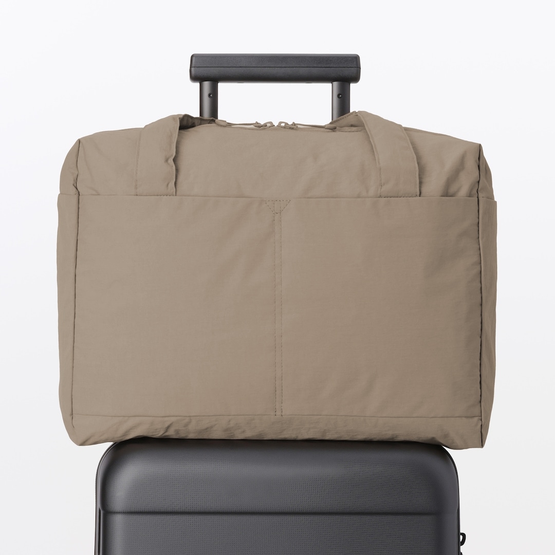 無印良品の再生ナイロン たためるボストンバッグ