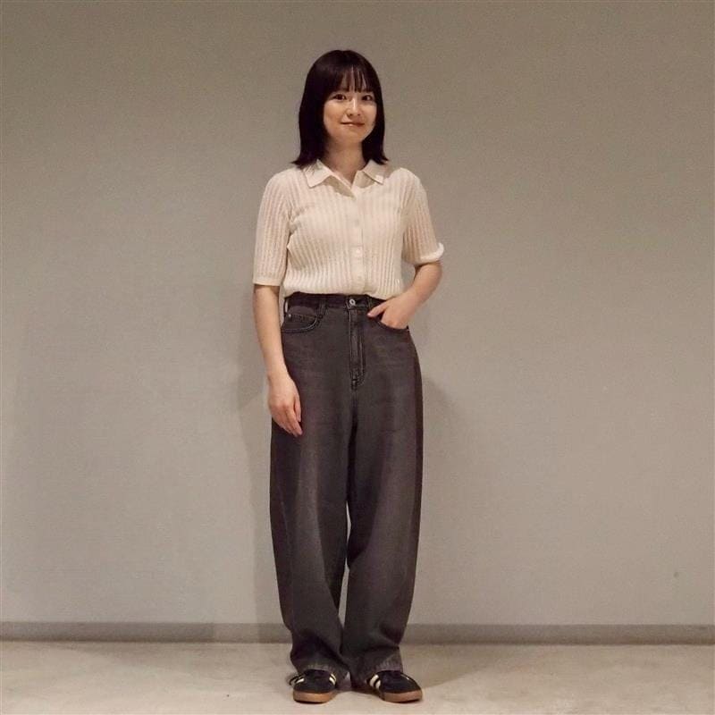 無印良品の『婦人 なめらかリブ透かし編み五分袖ポロカーディガン』と『婦人 木の実から作ったカポック混 デニムコクーンパンツ』