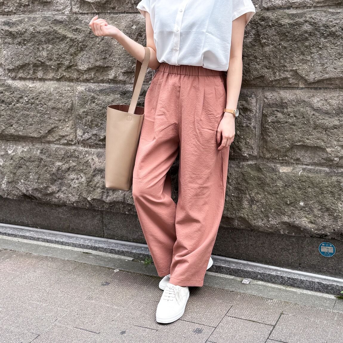 無印良品の『婦人 風を通す フレンチスリーブブラウス』と『婦人 風を通す イージーパンツ』