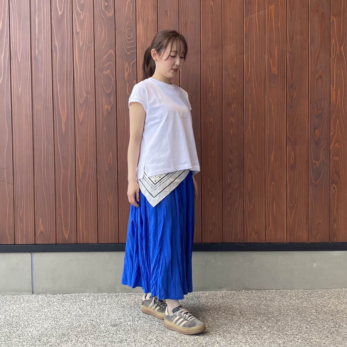 無印良品の『婦人 引き揃え天竺編みフレンチスリーブTシャツ』と『婦人 不揃い楊柳 イージースカートパンツ』
