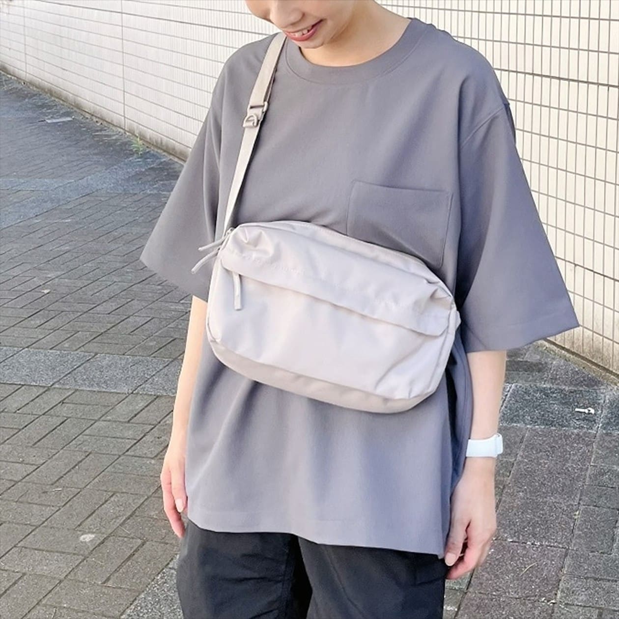 無印良品の撥水再生ポリエステル背面ポケット付きショルダーバッグ