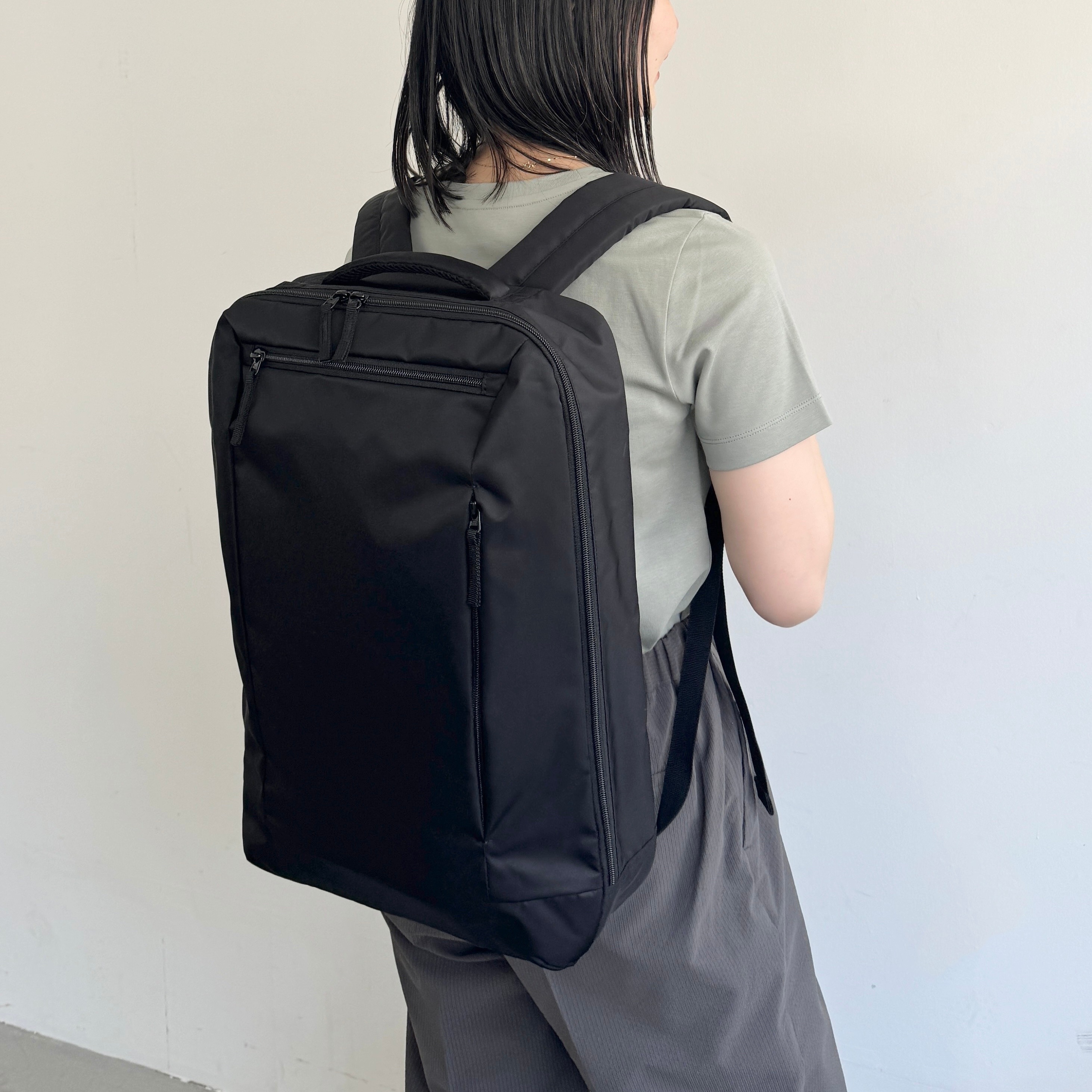 無印良品の肩の負担を軽くする撥水 ビジネスリュックサック(薄型)