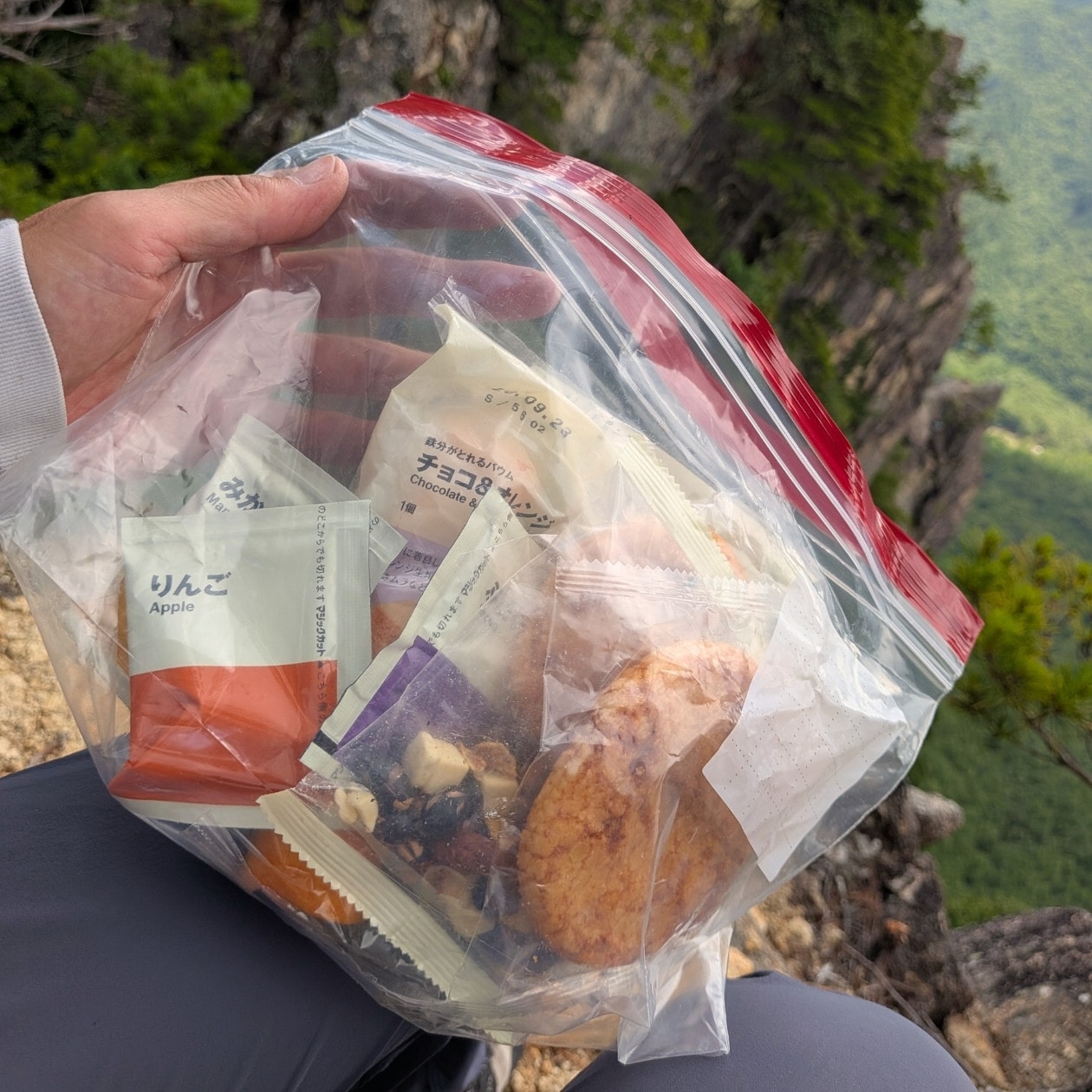 山のプロおすすめ。無印良品で選ぶ、登山やハイキングのおやつ_ZIpV2e