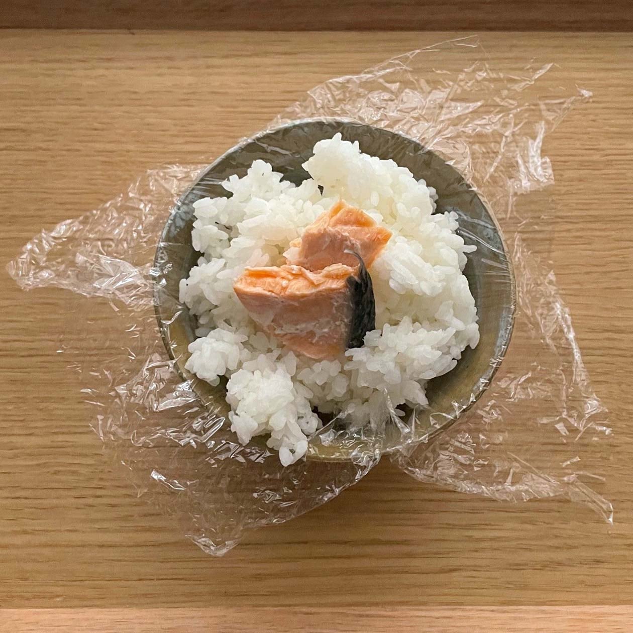 ラップで包んだおにぎりをつくる準備