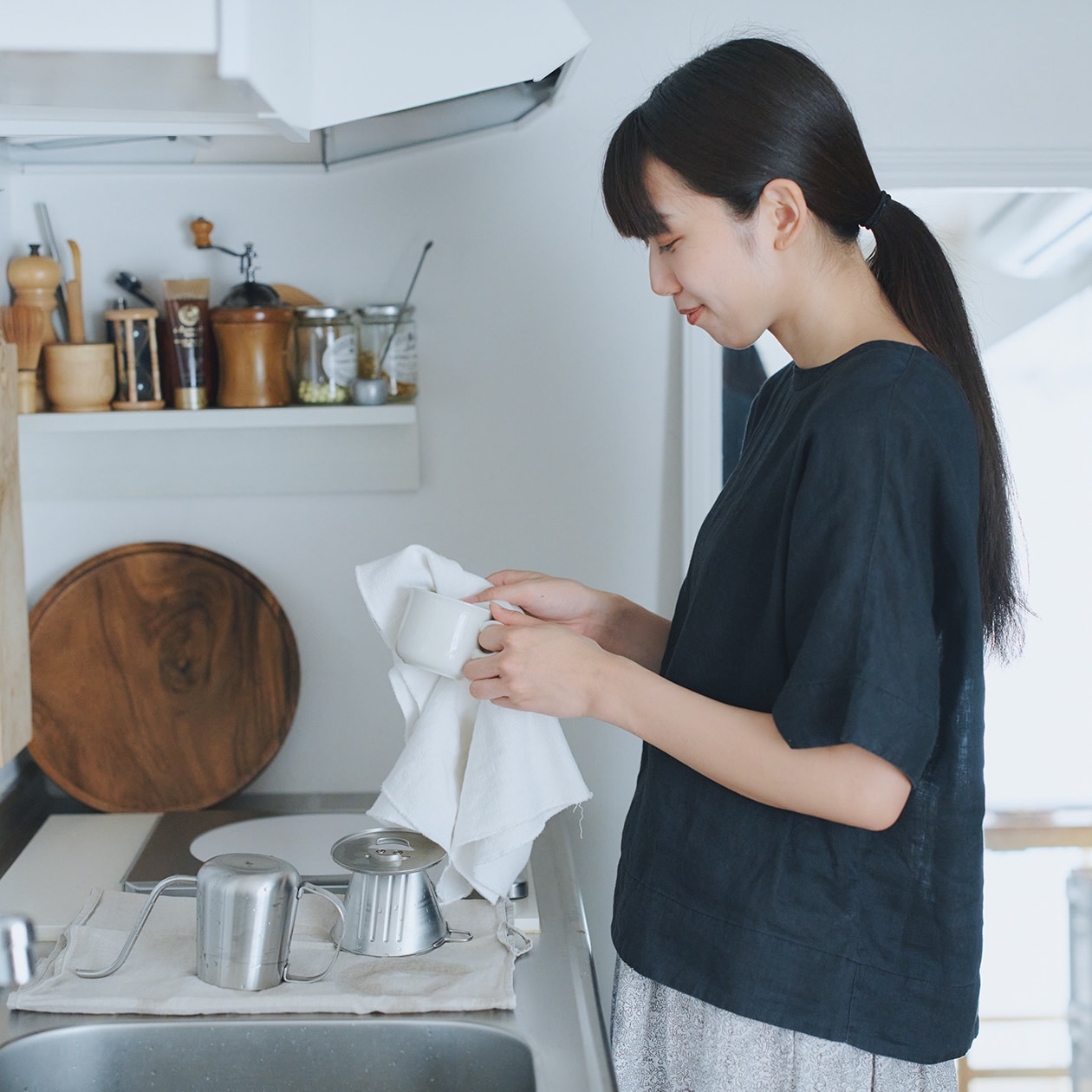 無印良品の食器類を拭きあげている女性