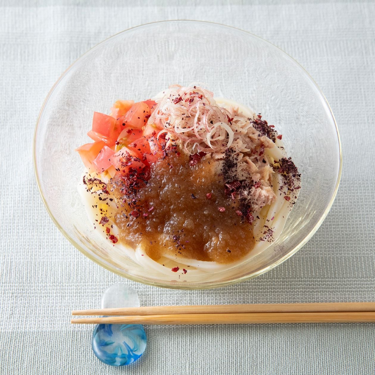 無印良品『冷やし麺つゆ 梅しそおろし』でつくる「さっぱり梅トマト冷やしうどん」