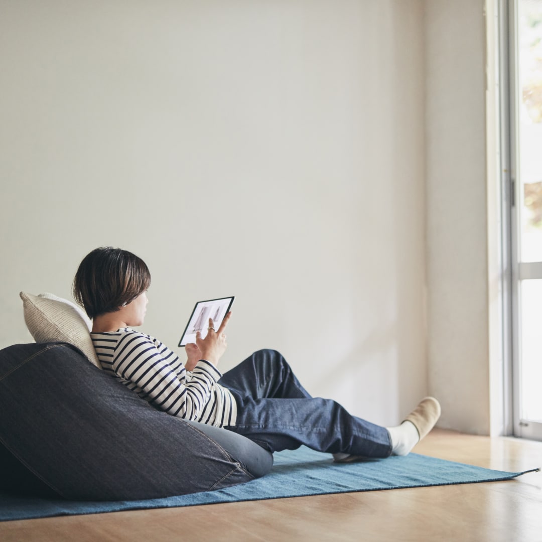 タブレットを見ている一人暮らしの女性