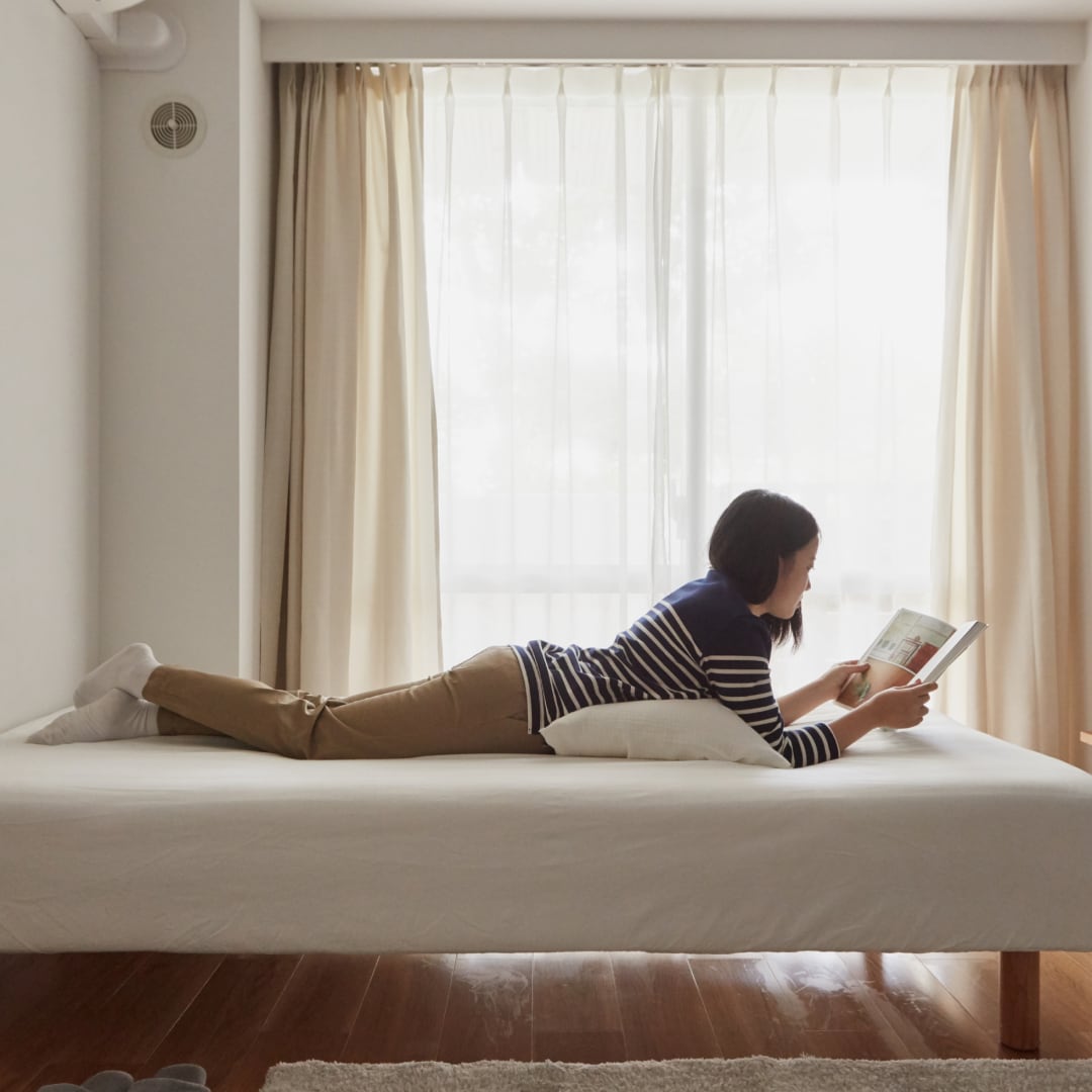 本を読んでいる一人暮らしの女性