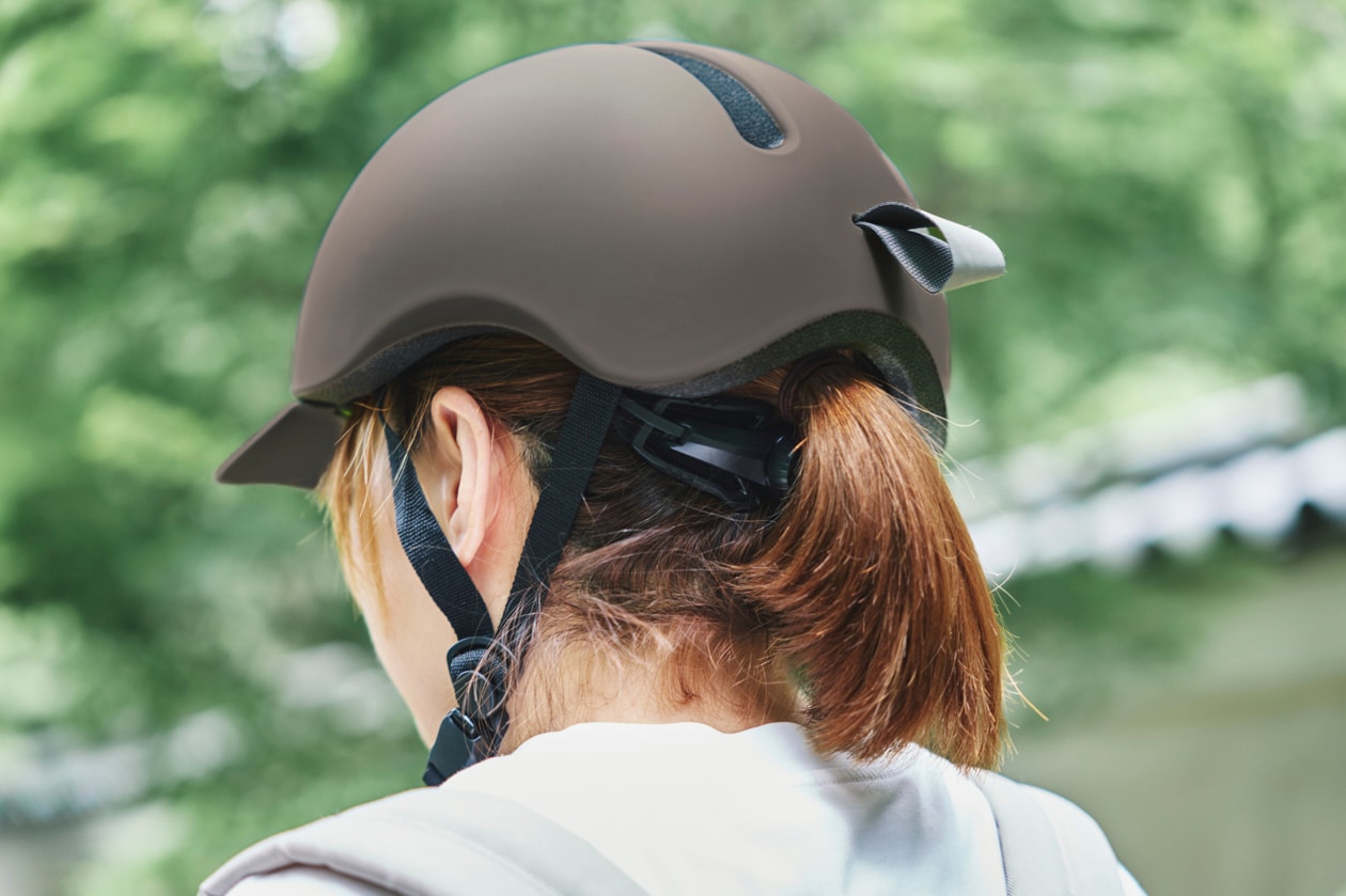 無印良品の風が抜けるヘルメットをかぶる女性のうしろ姿