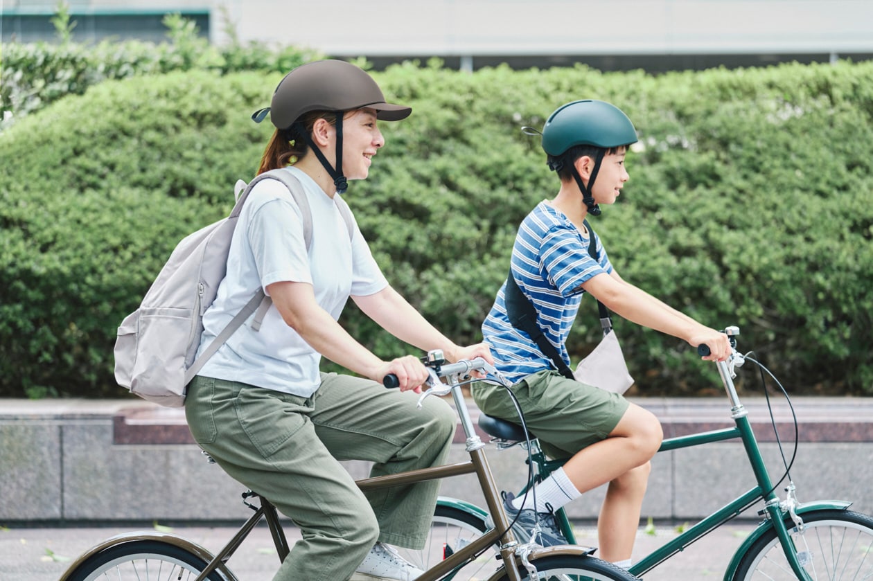 無印良品の風が抜ける自転車ヘルメットをつけて、20型自転車に乗る親子