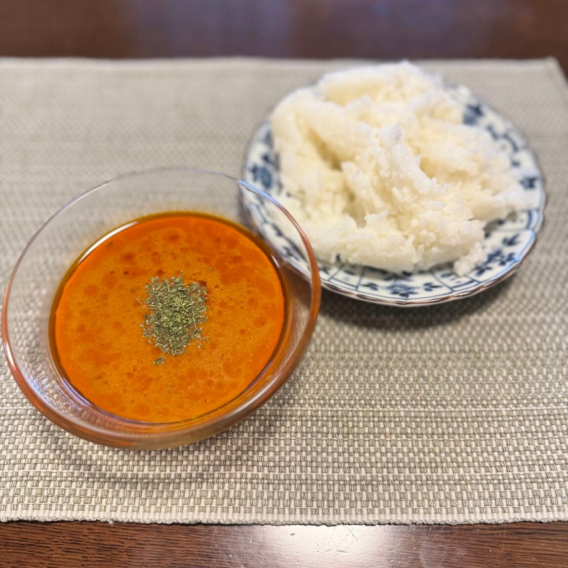 無印良品の冷やして食べるえびとトマトのカレーと白米