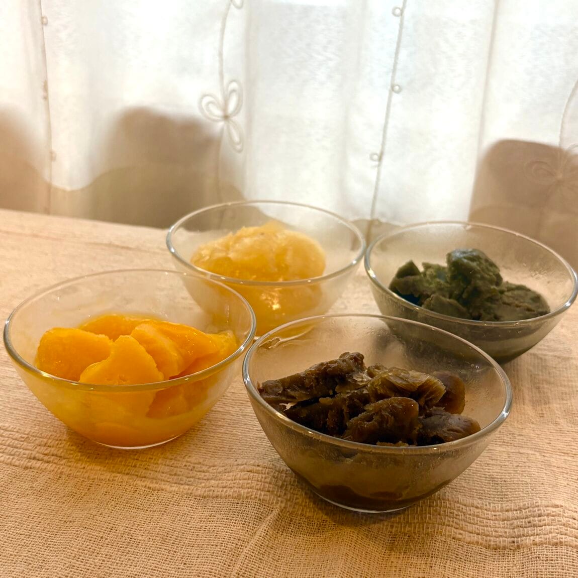お皿に盛り付けた無印良品の凍らせて食べる抹茶あずき、ほうじ茶あずき、パイナップル、マンゴー