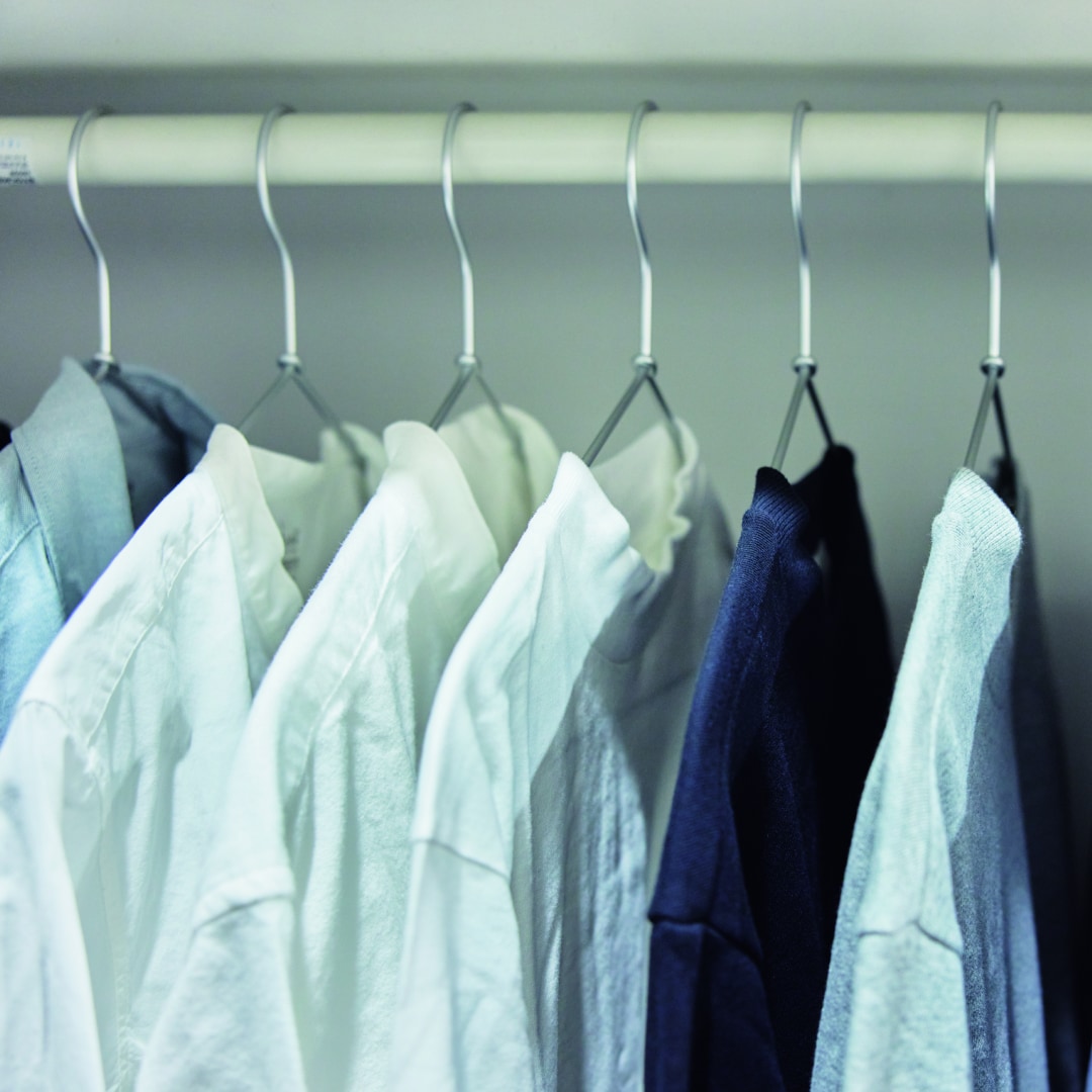 ハンガーに掛けられた洋服が収納されている様子
