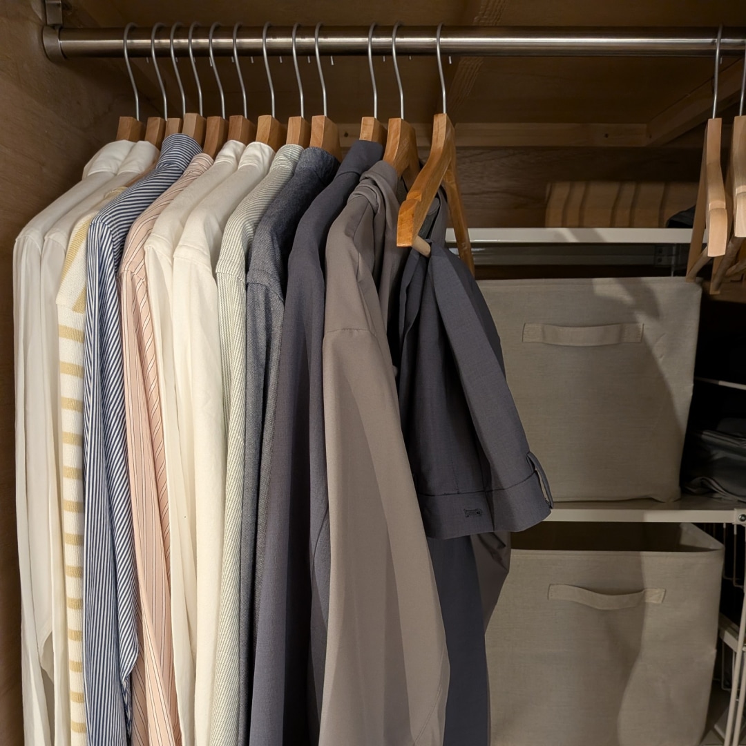 押入れ収納を洋服掛けへアレンジしている様子