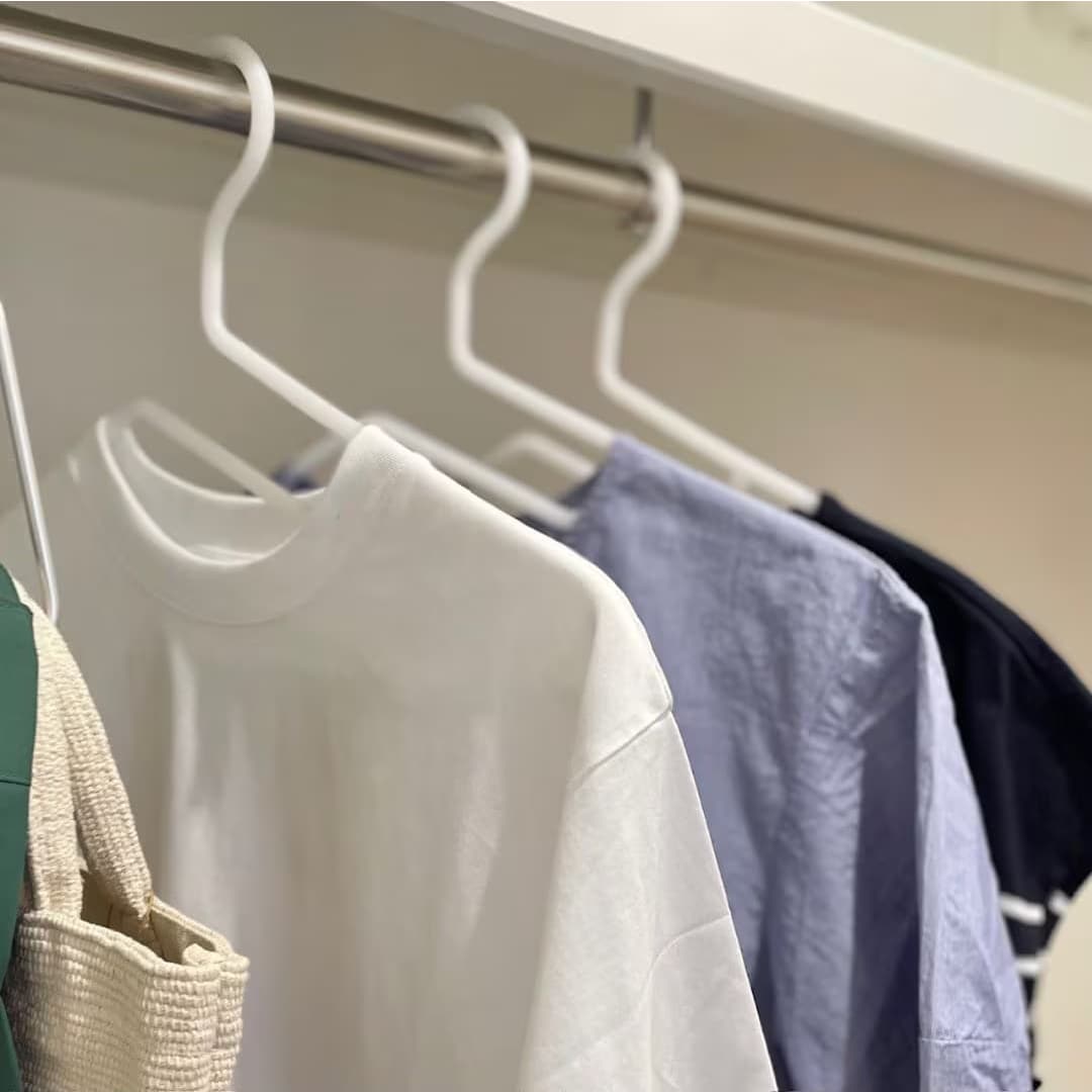 Tシャツがクローゼットに掛かっている様子