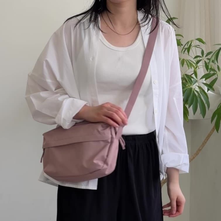 無印良品の『撥水 再生ポリエステル 背面ポケット付き ショルダーバッグ』
