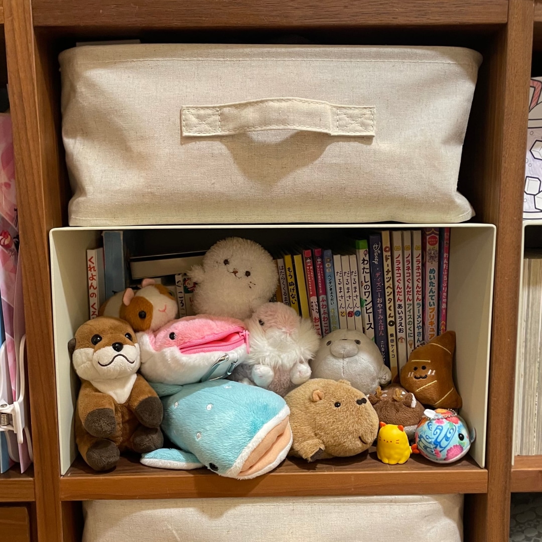 スタッキングシェルフにぬいぐるみが飾られている様子