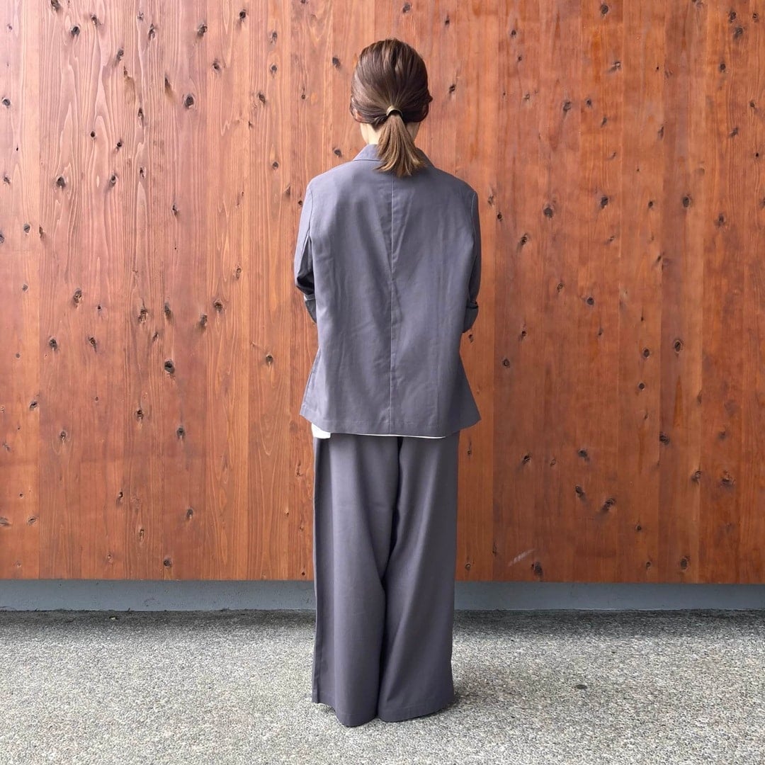 無印良品の『婦人 なめらか シャツジャケット』と『婦人 なめらか イージーワイドストレートパンツ』