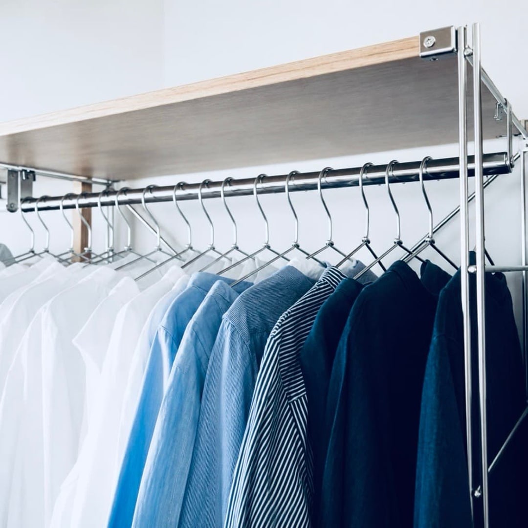 クローゼットに洋服が掛かっている様子