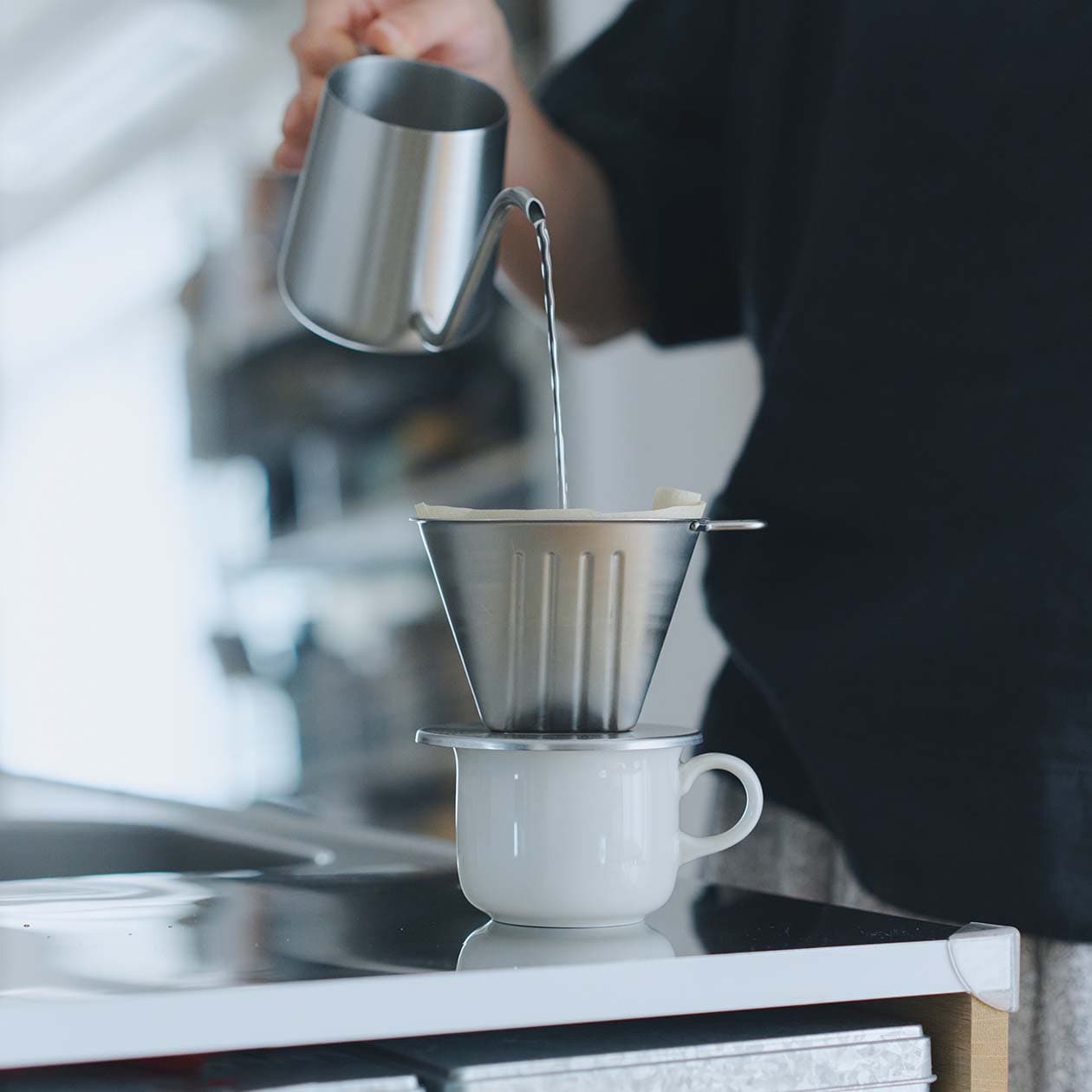 無印良品のコーヒー用品で、ドリップしている手元