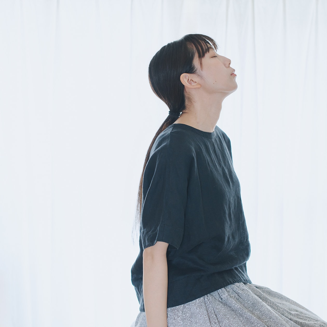 深呼吸をする女性
