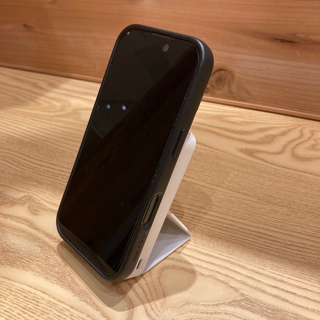 無印良品のスマホスタンドにもなるモバイルバッテリー