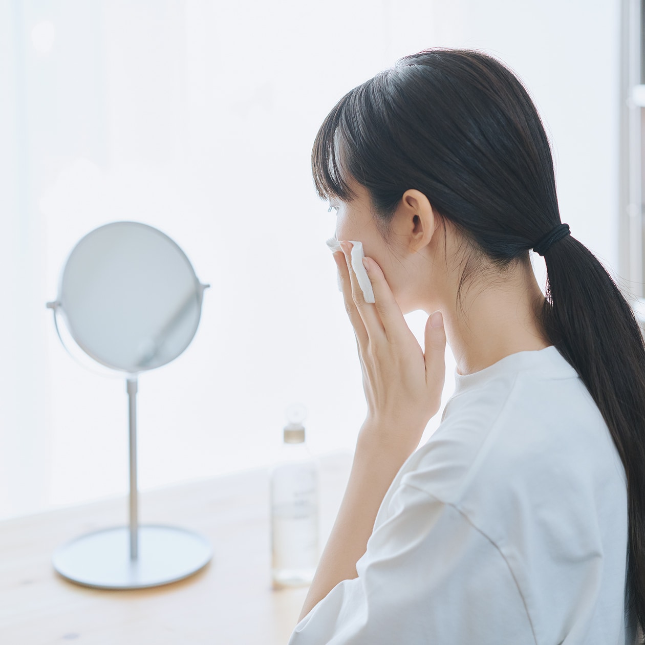 無印良品の生成カットコットンでスキンケアをする女性