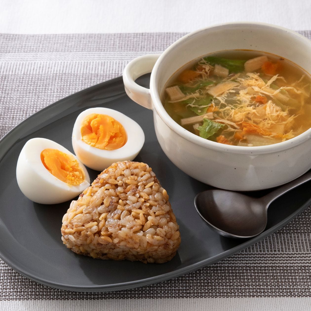 たんぱく質・食物繊維が手軽にとれる「冷凍おにぎり」の朝食・昼食アイデア_yX7jrl
