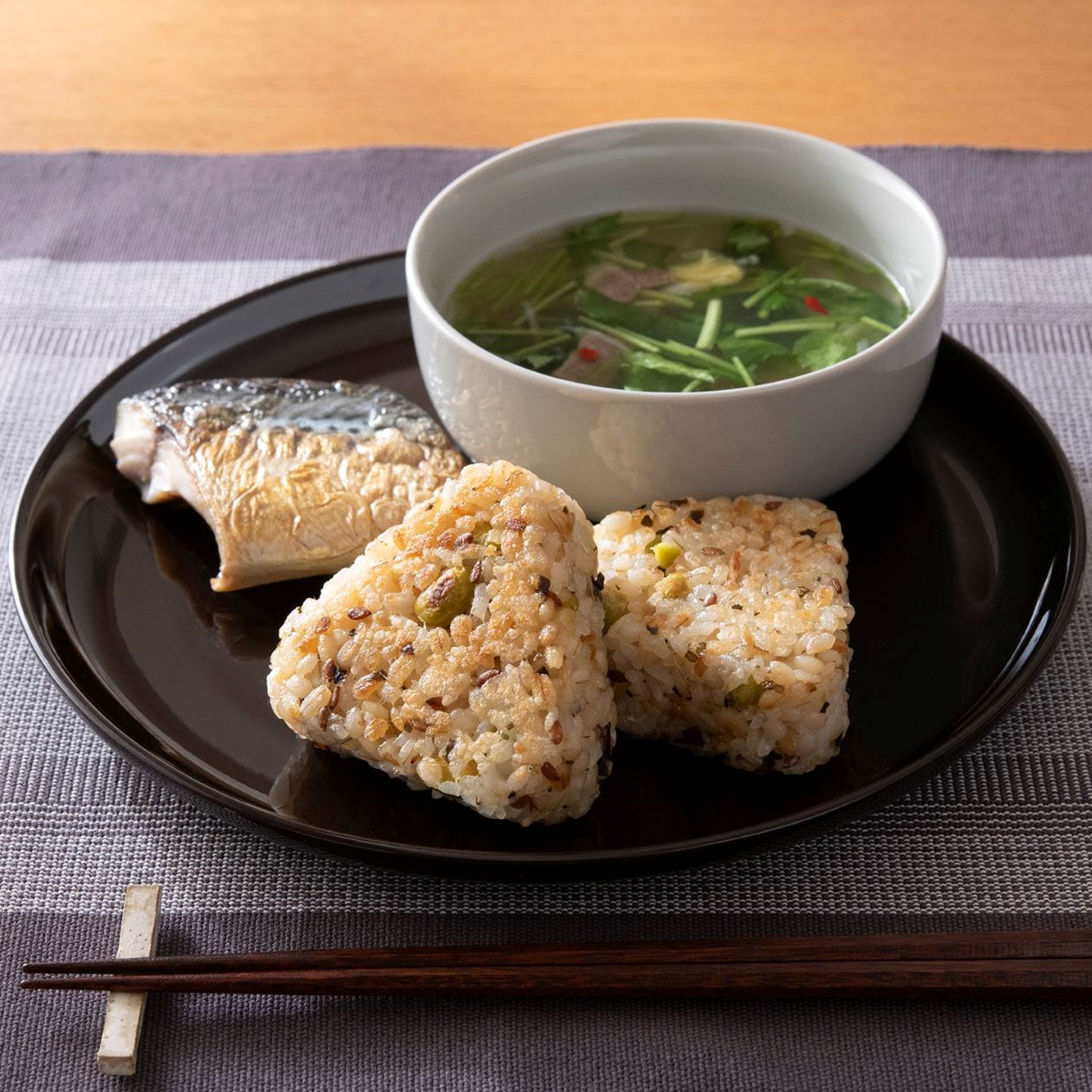 たんぱく質・食物繊維が手軽にとれる「冷凍おにぎり」の朝食・昼食アイデア_8vhxs7