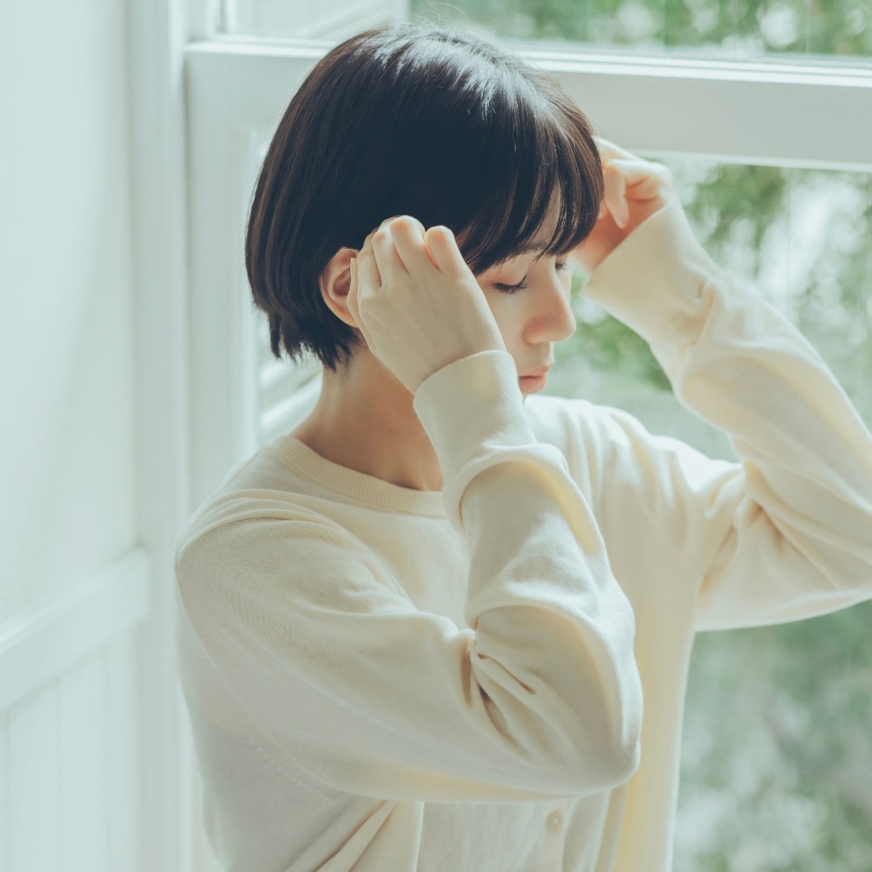 こめかみをマッサージする女性