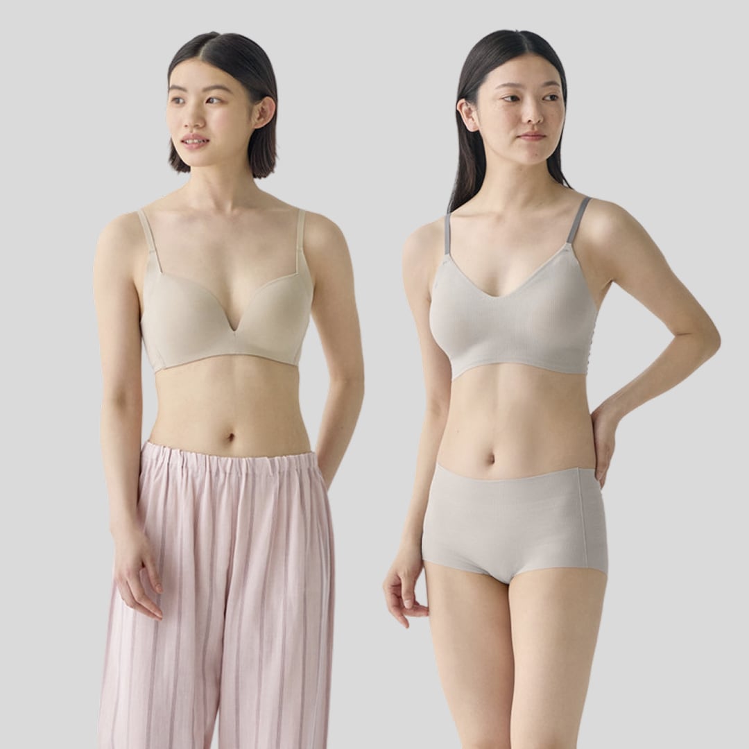 ブラジャーとショーツを着用した女性