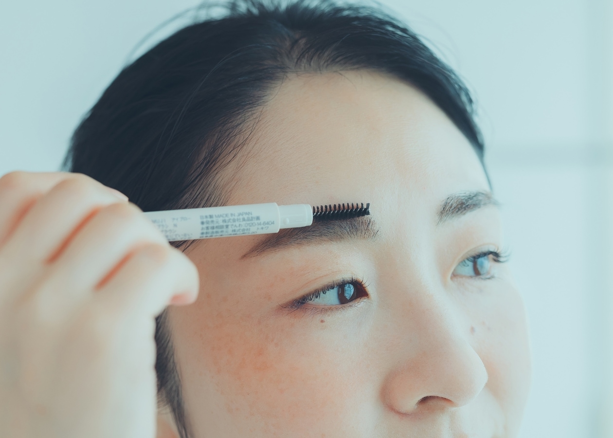 スクリューブラシで眉毛を整える女性