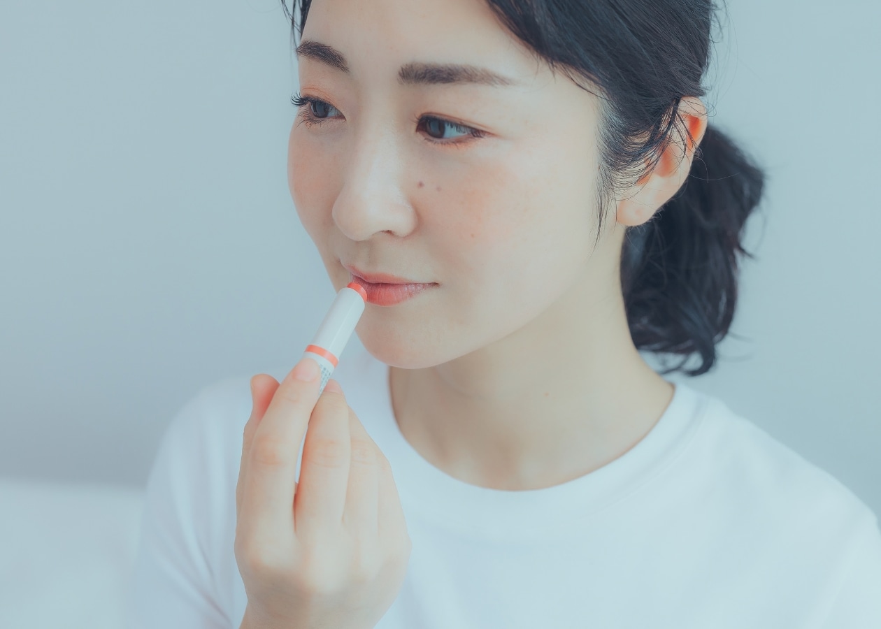 無印良品のリップスティックを塗る女性