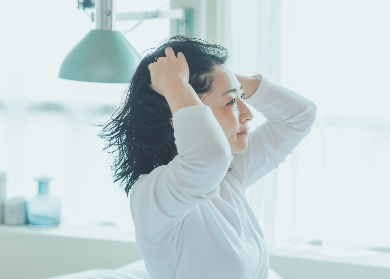 頭皮マッサージをする女性