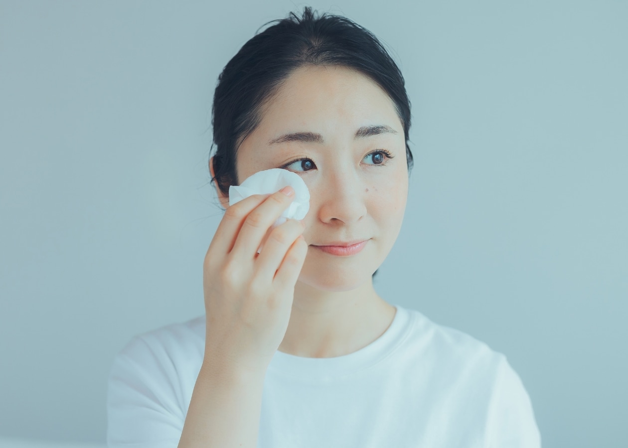 無印良品のセラムインルースパウダーをのせる女性