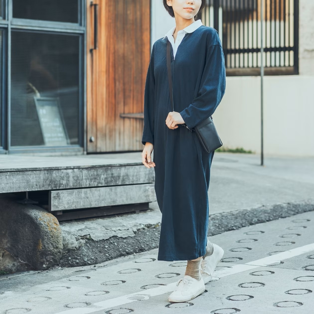 散歩をする女性
