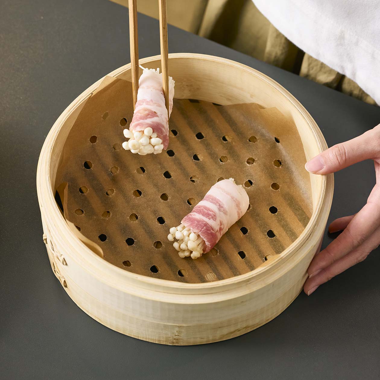 無印良品のせいろとせいろ用クッキングシートを使用している様子
