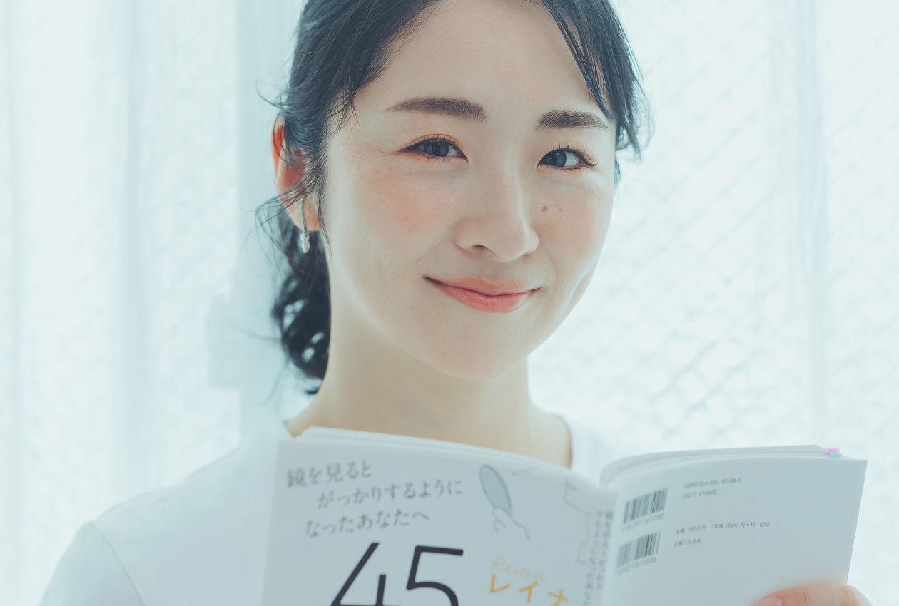 笑顔でほほえむ女性