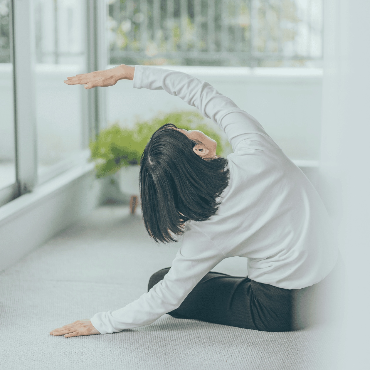 ストレッチをする女性