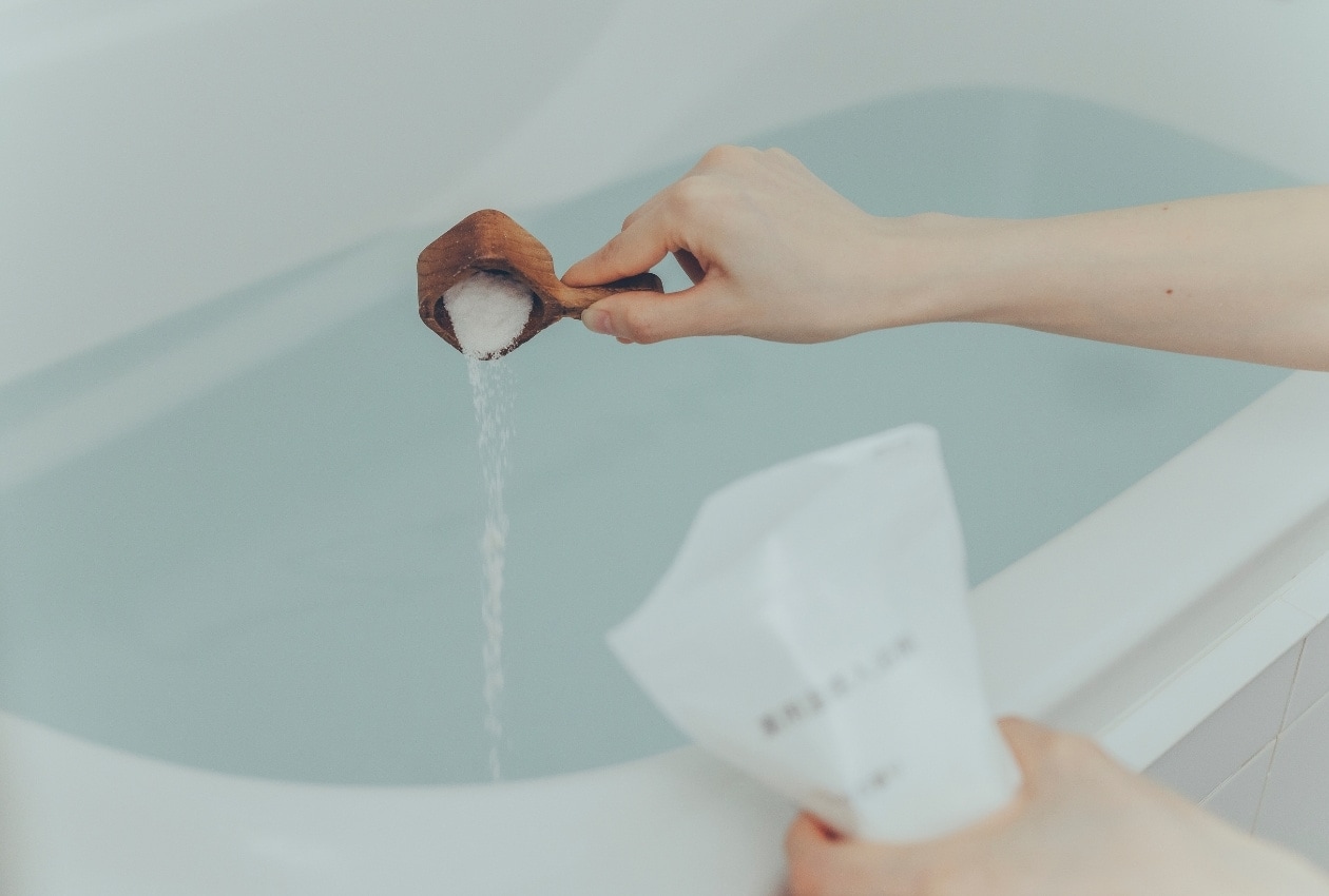 入浴剤を浴槽に入れる手元