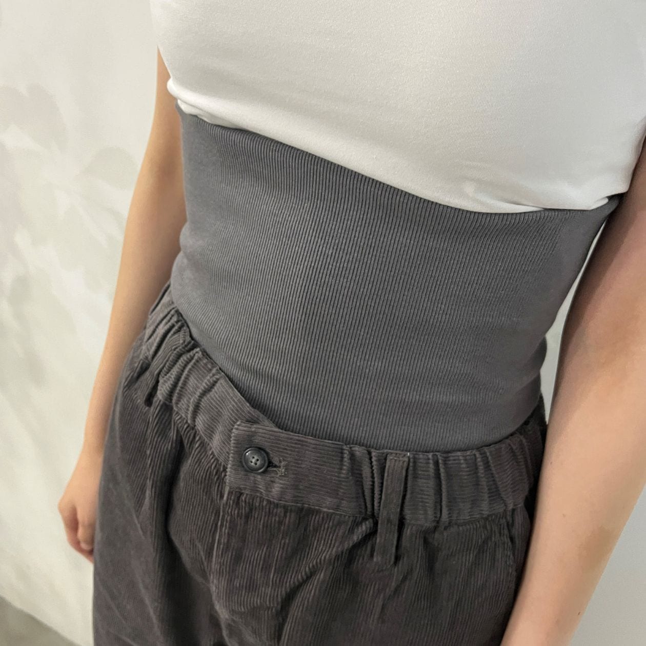 無印良品の腹巻きをつけた女性のお腹