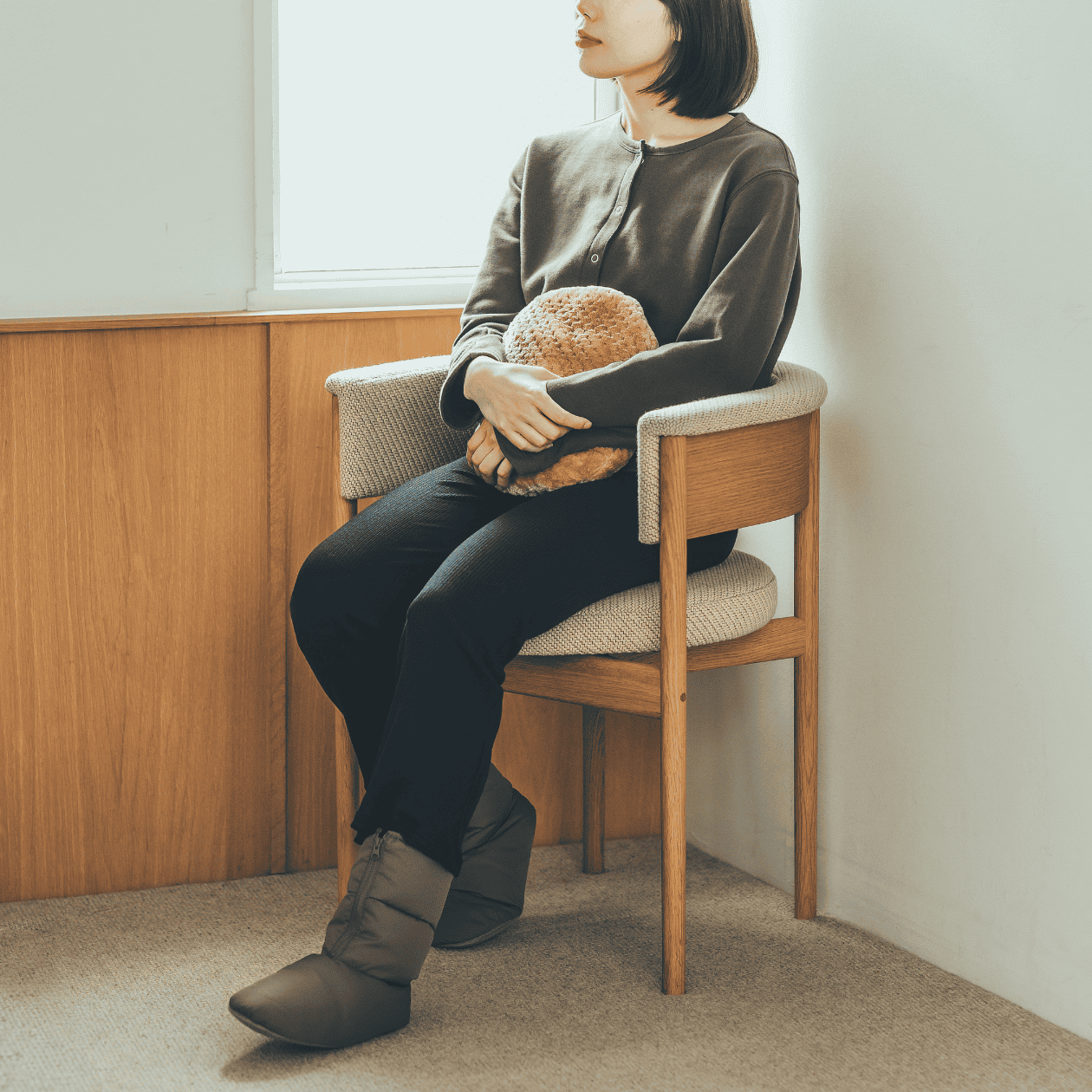 無印良品のゆたんぽを抱える女性