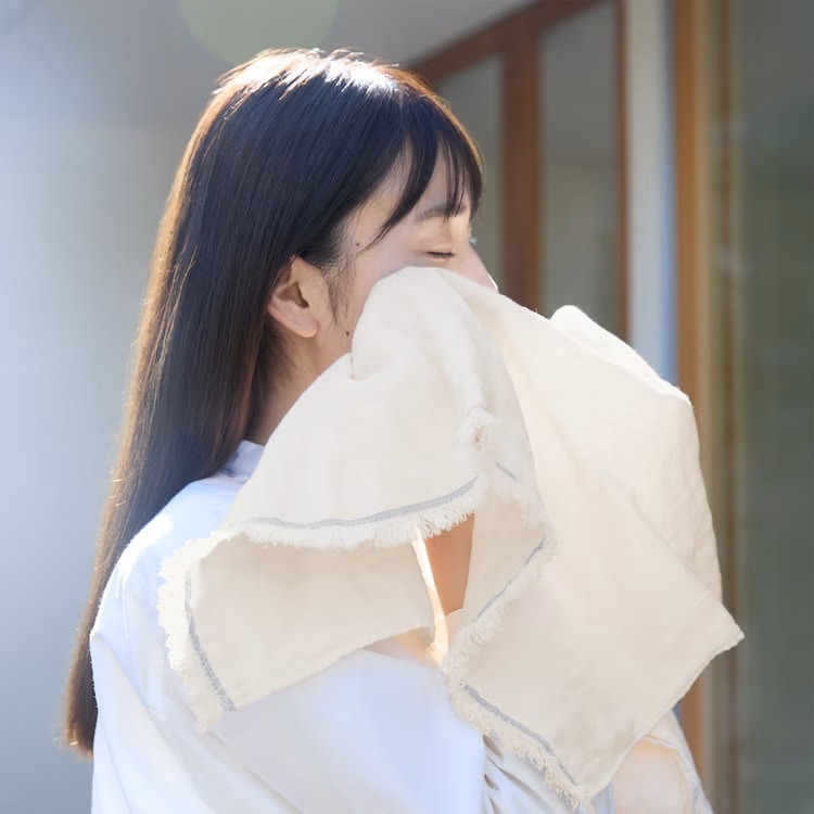 無印良品の 洗いざらしガーゼ フェイスタオル で顔をふく女性