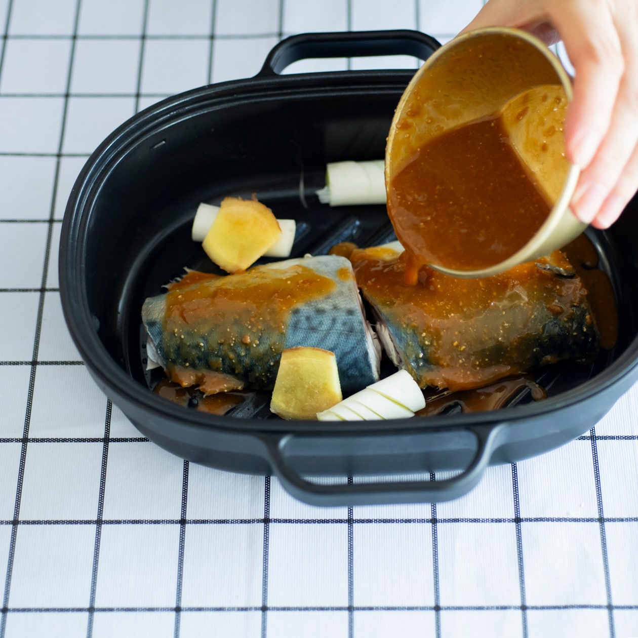 無印良品『レンジで焼き料理 グリルプレート』でつくる「鯖の味噌煮」