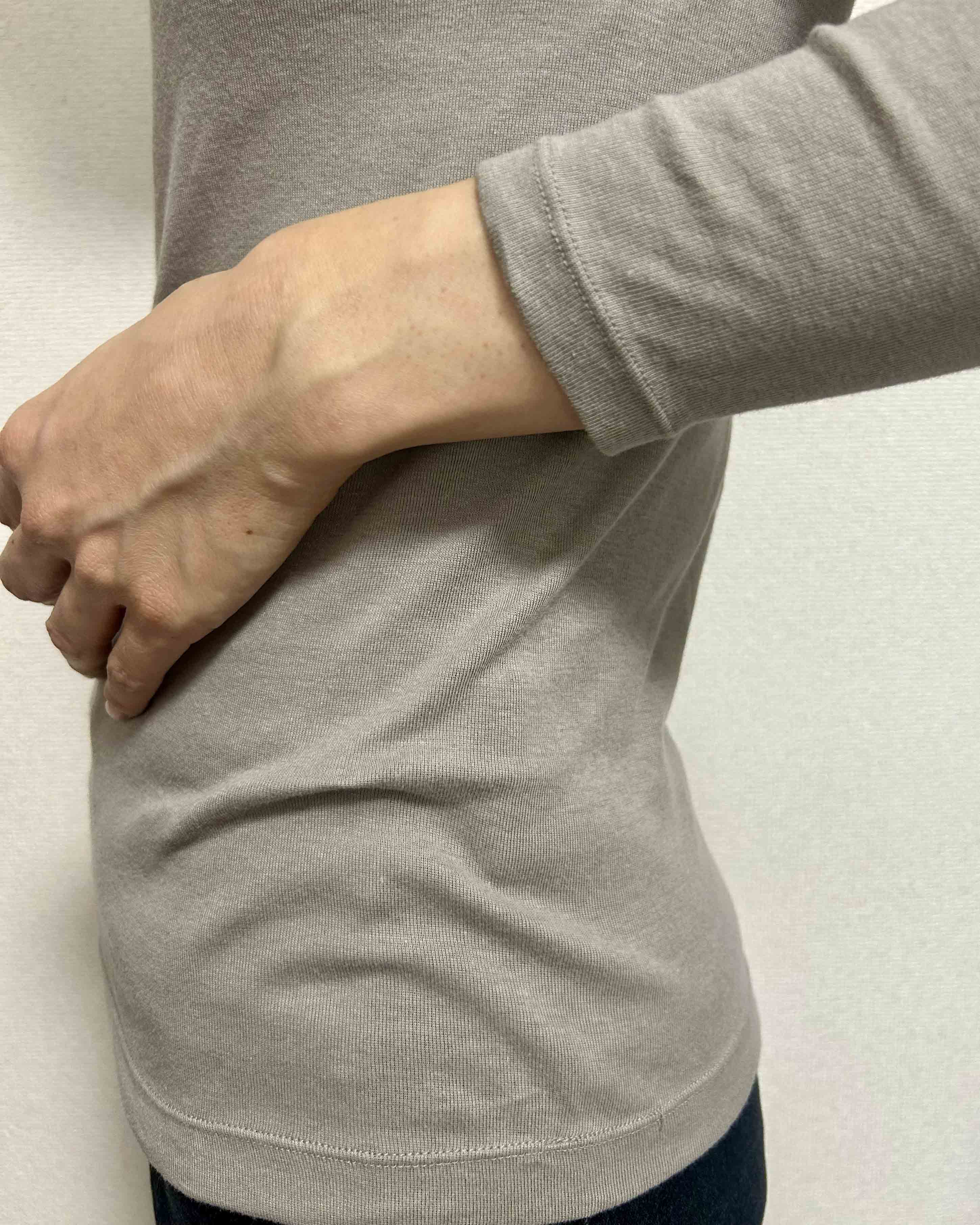 無印良品のあったか綿 Uネック八分袖Tシャツ グレイッシュブラウン