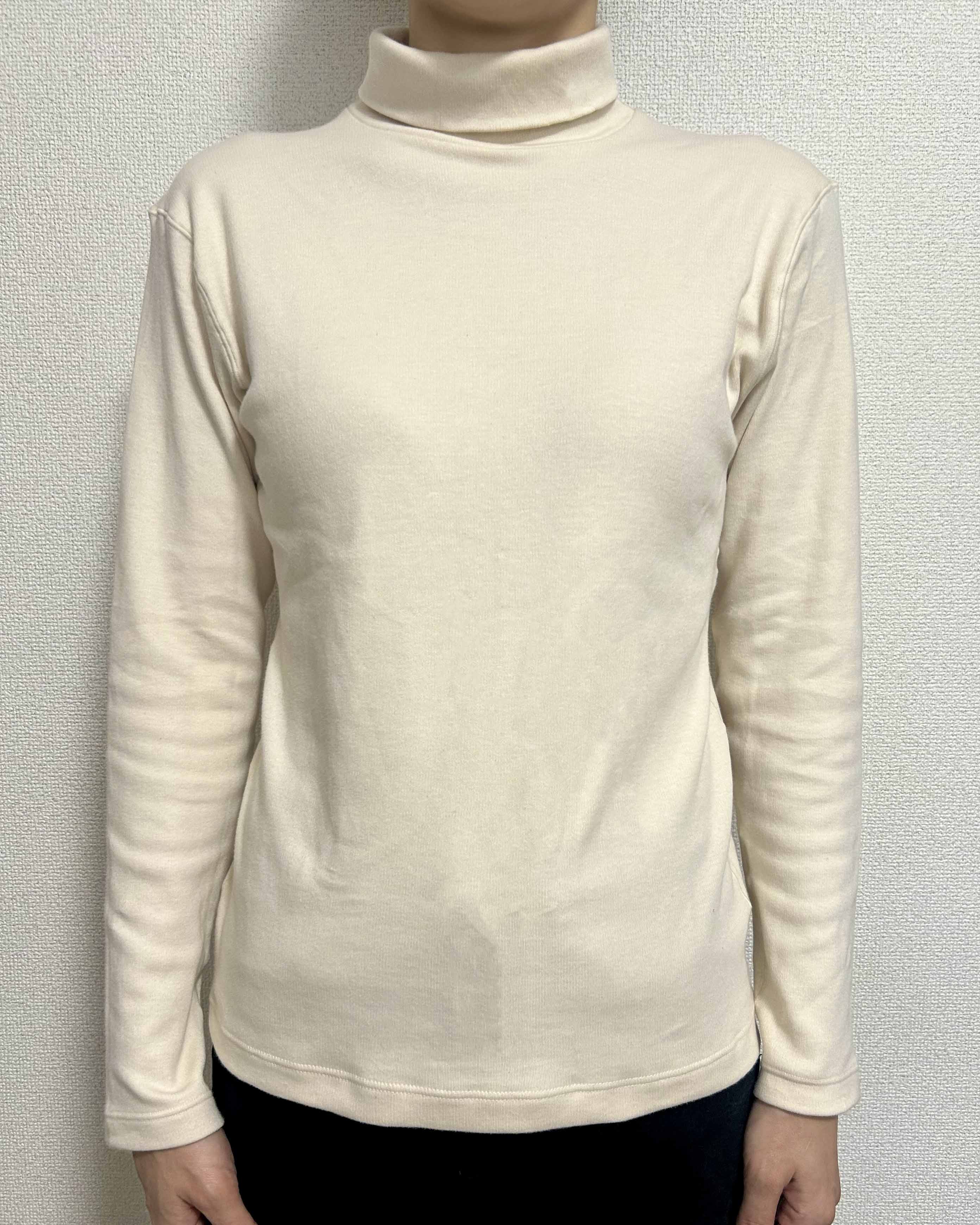 無印良品のあったか綿 ウール タートルネック長袖Tシャツ アイボリー